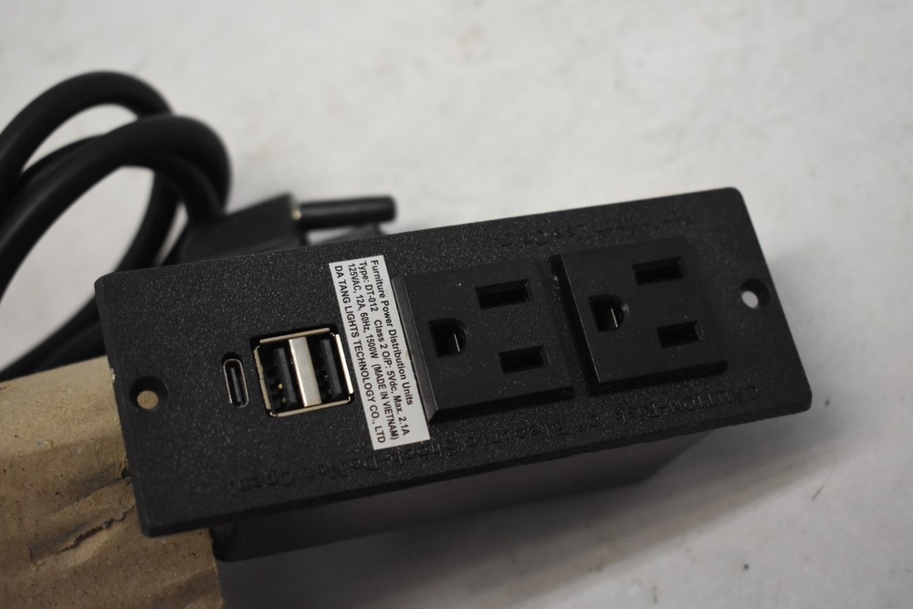 Datang Lights Technology 2 Outlets 2 USB & 1 USB-C DT-012 Power Distribution