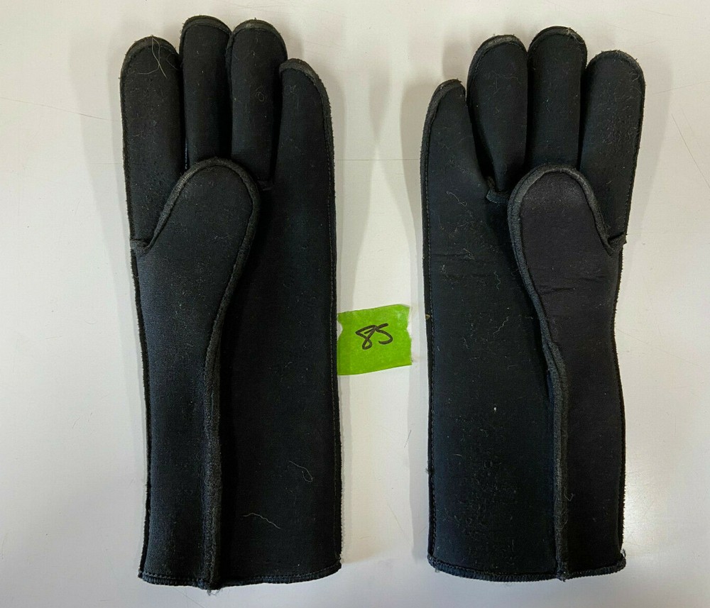 Black Water activity Gloves Pre-Owned -- Scuba -- Kayaking 