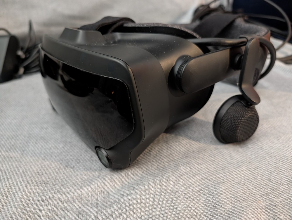 Valve Index VR Headset w/ Knuckle Controllers, Base Stations