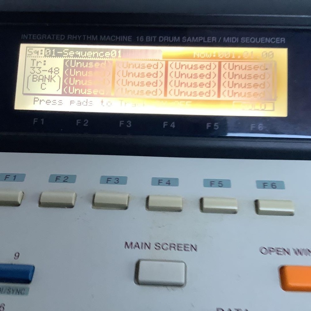 AKAI MPC2000XL sampler