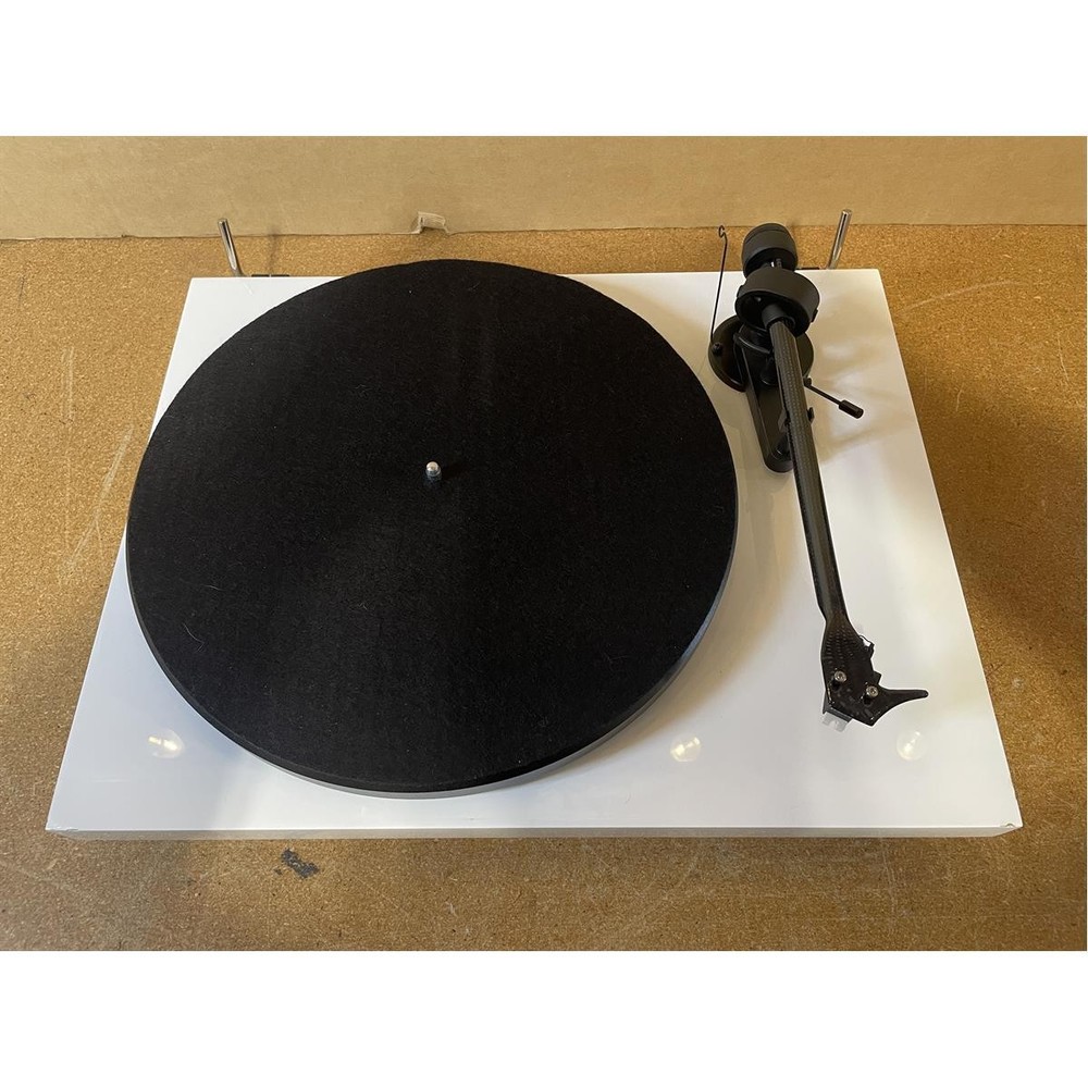 Pro-Ject Debut Carbon Evolution with Sumiko Rainier (High Gloss Black)