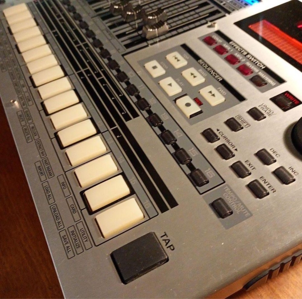 Roland MC-808 Sampling Groovebox Sampler Sequencer