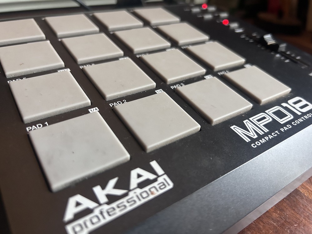 AKAI Professional MPD18 Compact USB MIDI Pad Controller With Cable