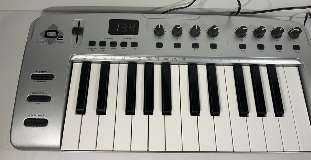 M-Audio O2 Keyboard USB MIDI Controller - Power Up Tested, No USB Cable