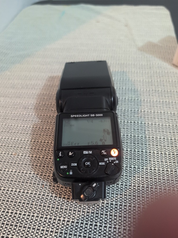 NIKON SB-5000 SPEEDLIGHT, NICE AND CLEAN W/BATTERIES