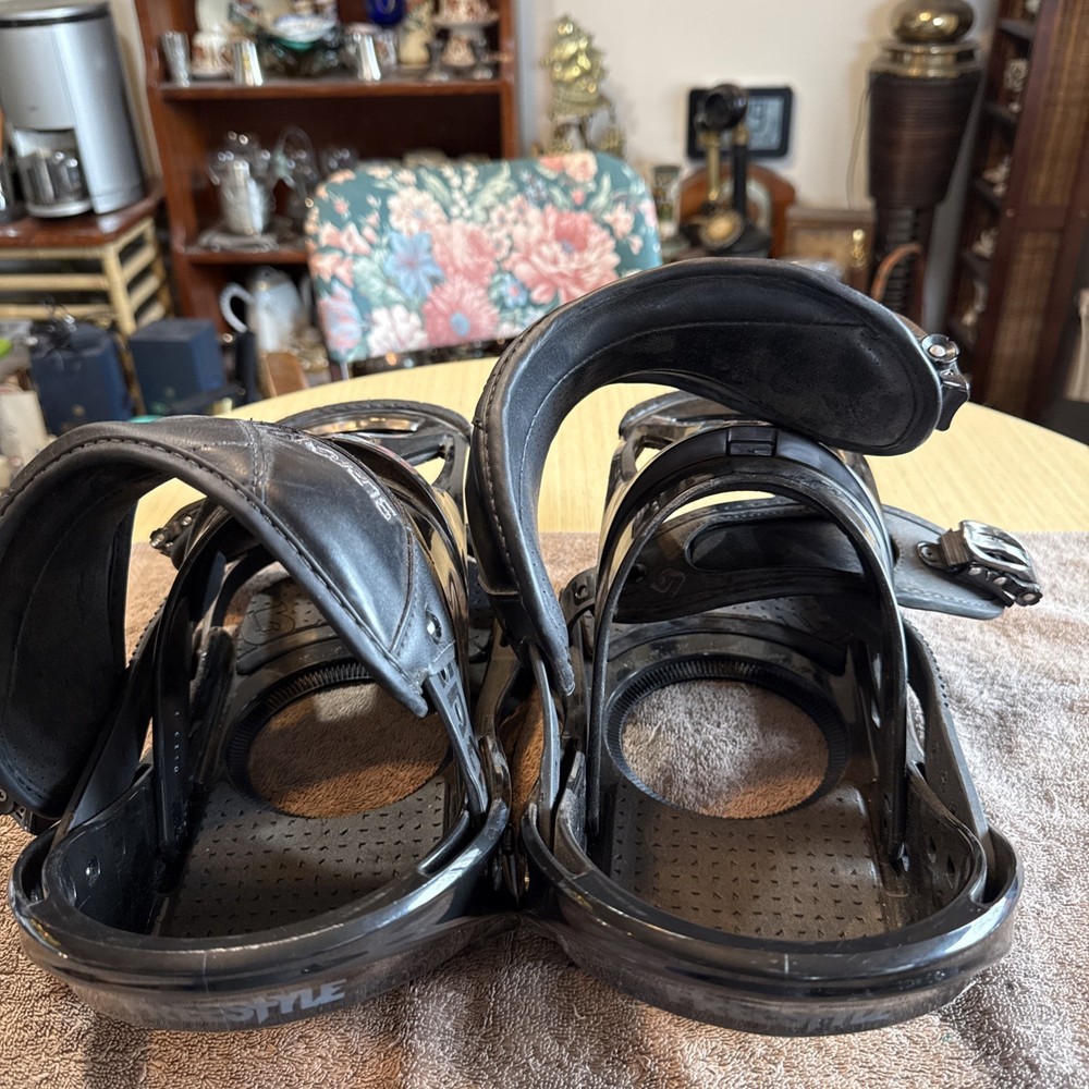 Burton Freestyle Bindings Size Large With Discs - Black