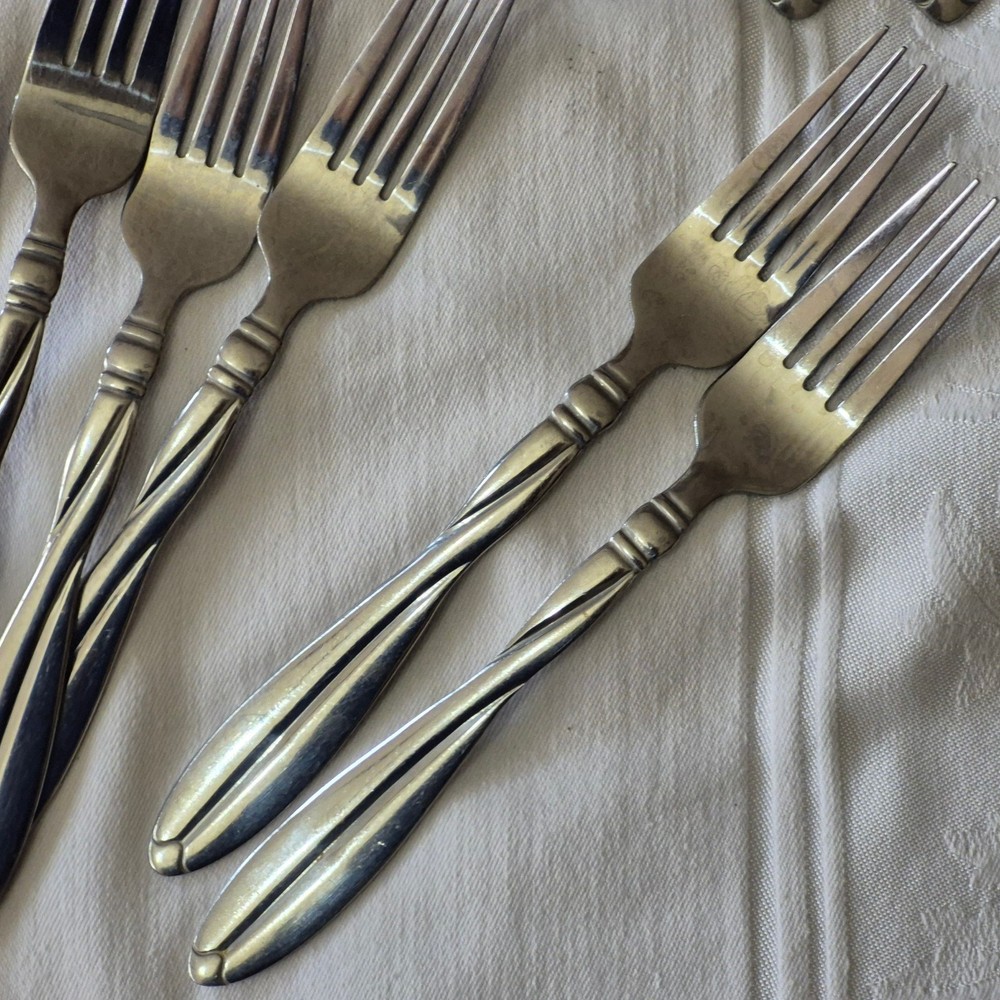 Modern Twist Flatware By International Silver 26 pieces