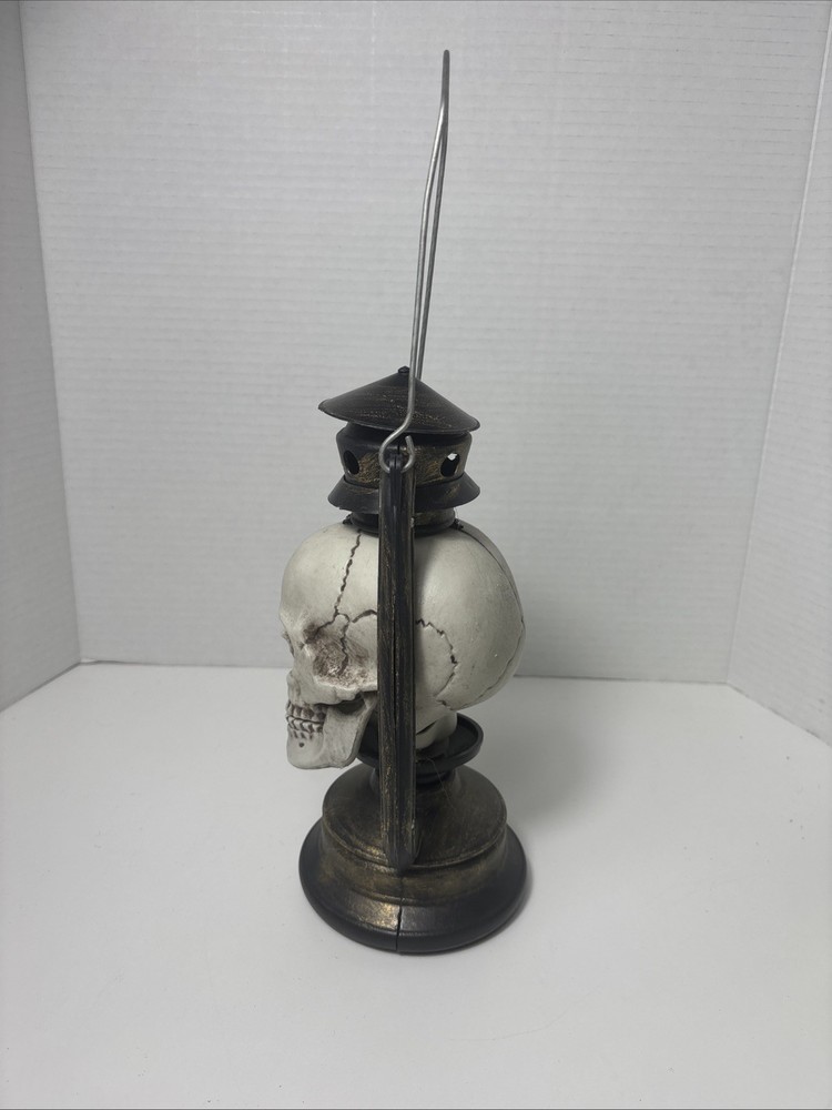 Halloween Skull Lantern w Handle Flicking Light Pirate Prop Hanging