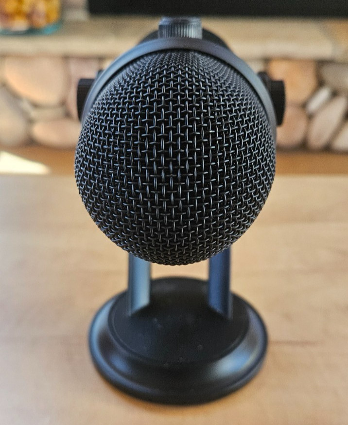BLUE CAN ICES-3 (b) MICROPHONE WITH STAND