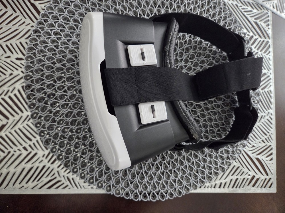 VR Virtual Reality Smartphone Headset White Black Adjustable Strap Plastic