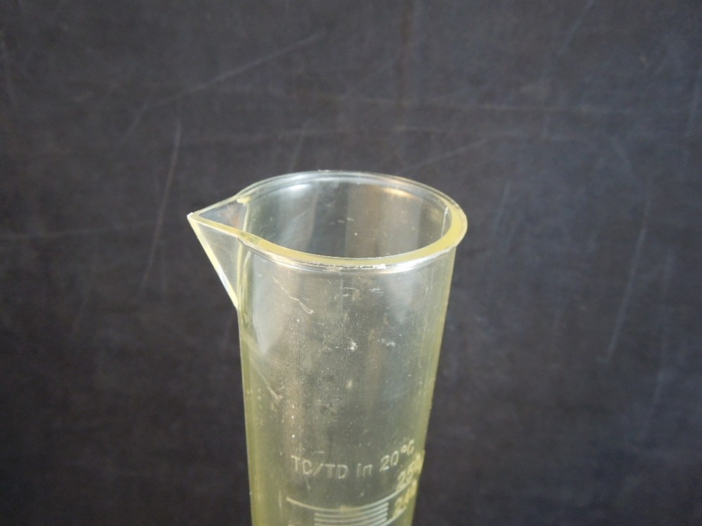 GRADUATED PLASTIC MEASURING CYLINDER 250ml Volume 2ml Measuring Increments