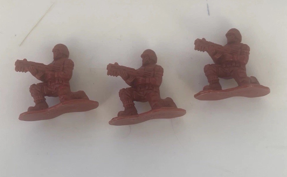 24 Pieces Lanard Army Men 2015 • Red • Plastic • Approx 2"