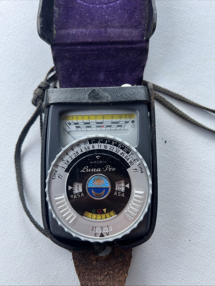 GOSSEN LUNA PRO AMBIENT LIGHT METER WITH LEATHER CASE & STRAP