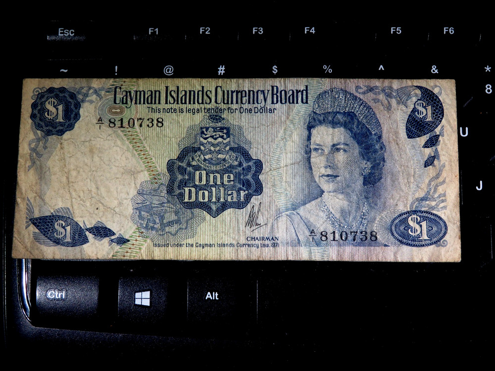 Nice 1971 Cayman Islands One (1)  Dollar 1971 D14
