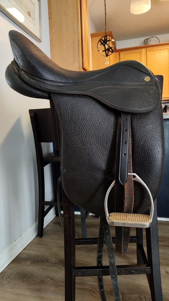 Dressage Saddle 17" medium - Synthetic - Great Condition