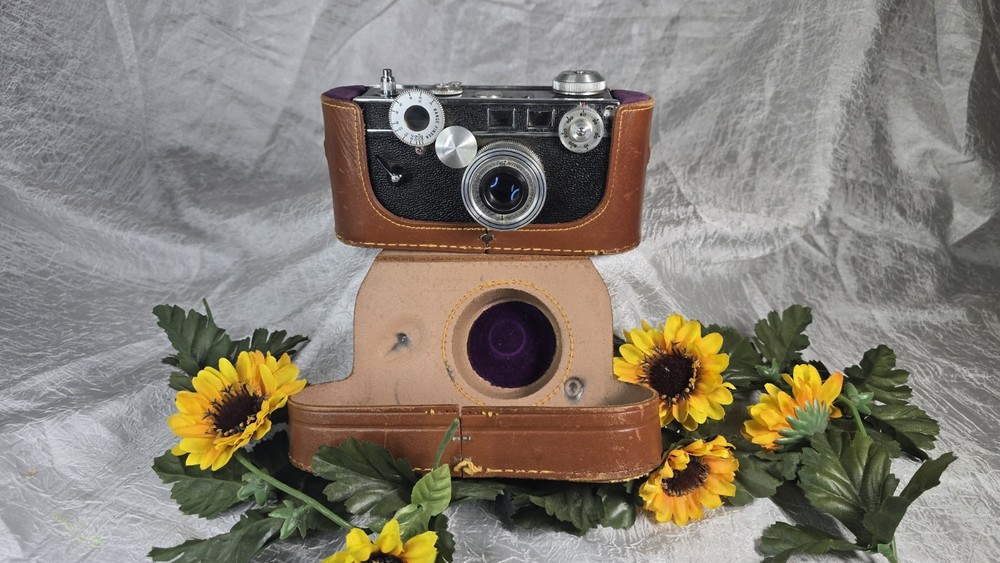 Vintage Aurgus 35mm Camera With Original Leather Case