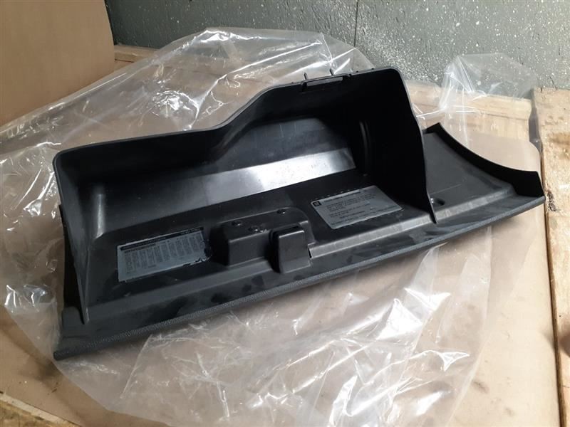 AVALNCH15 2011 Glove Box 1580903