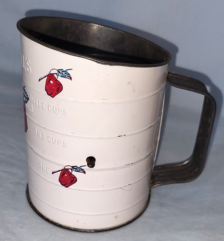 Bromwell's Three Cup Measuring Sifter Apples Design