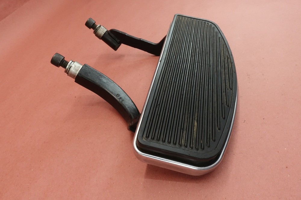2000-2005 Harley Davidson Electra Glide RIGHT FRONT FOOT REST PEG STEP