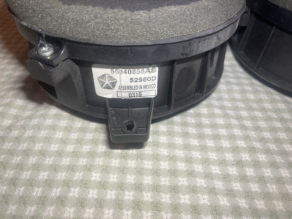 04-09 Dodge Durango Front set of speakers pair left right