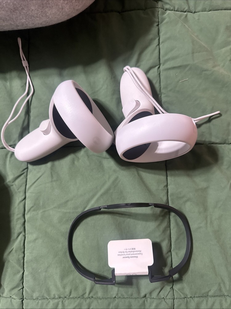 Occulus Quest 2 with Case VR Headset and Controllers