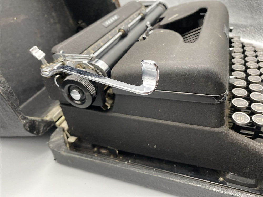 Royal Typewriter Arrow Black with Case