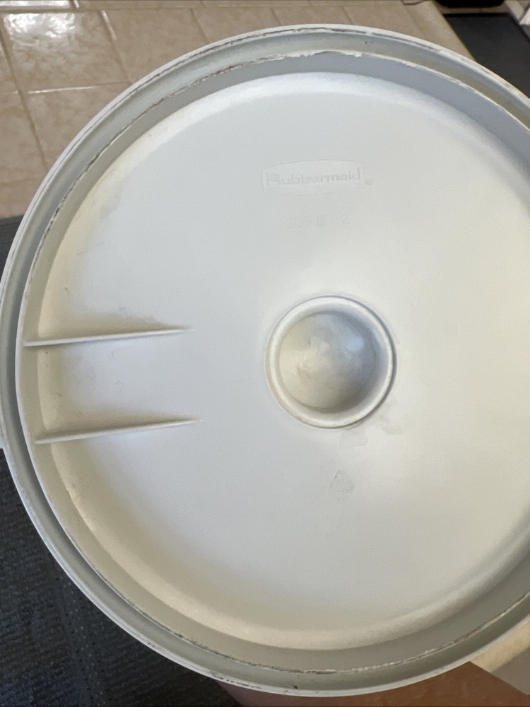 rubbermaid paper towel holder
