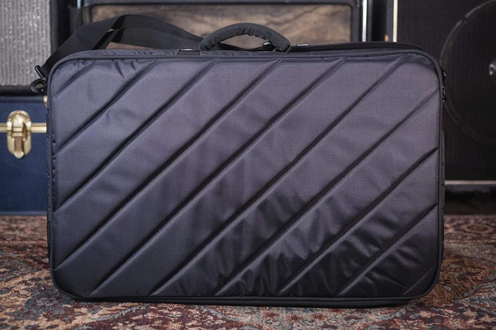 MONO Pedalboard Medium Silver + Tour Accessory Case 2.0 Black