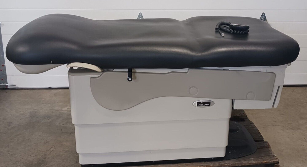 Midmark Exam Table 623-007 w/ Foot Switch & Handheld Controller