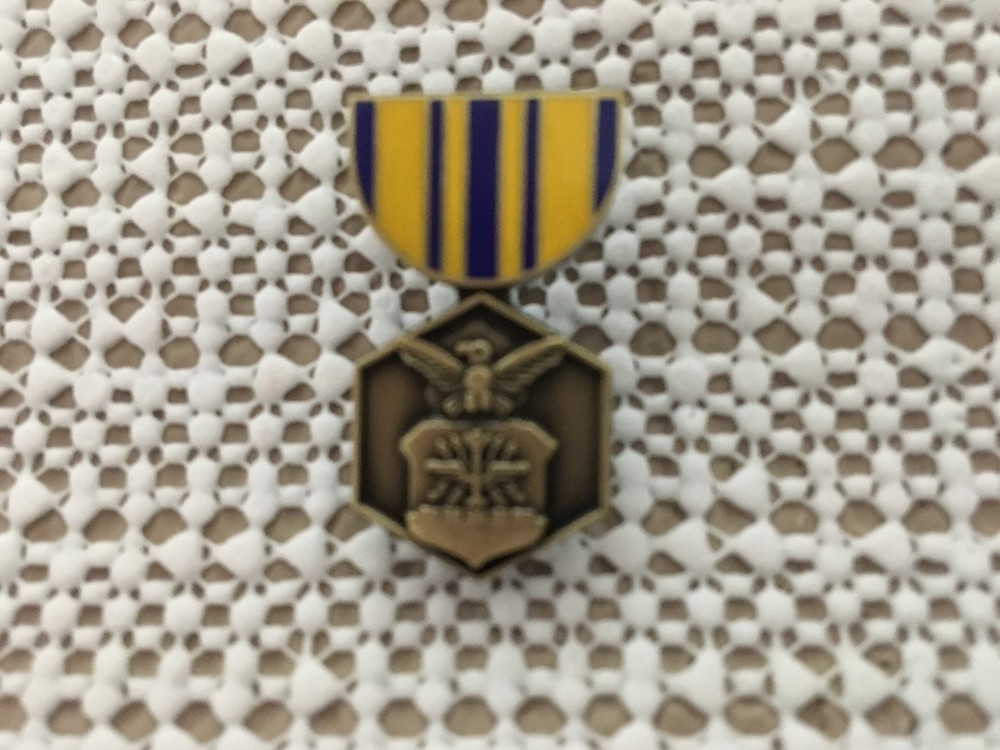 US AIR FORCE COMMENDATION MEDAL HAT/LAPEL PIN