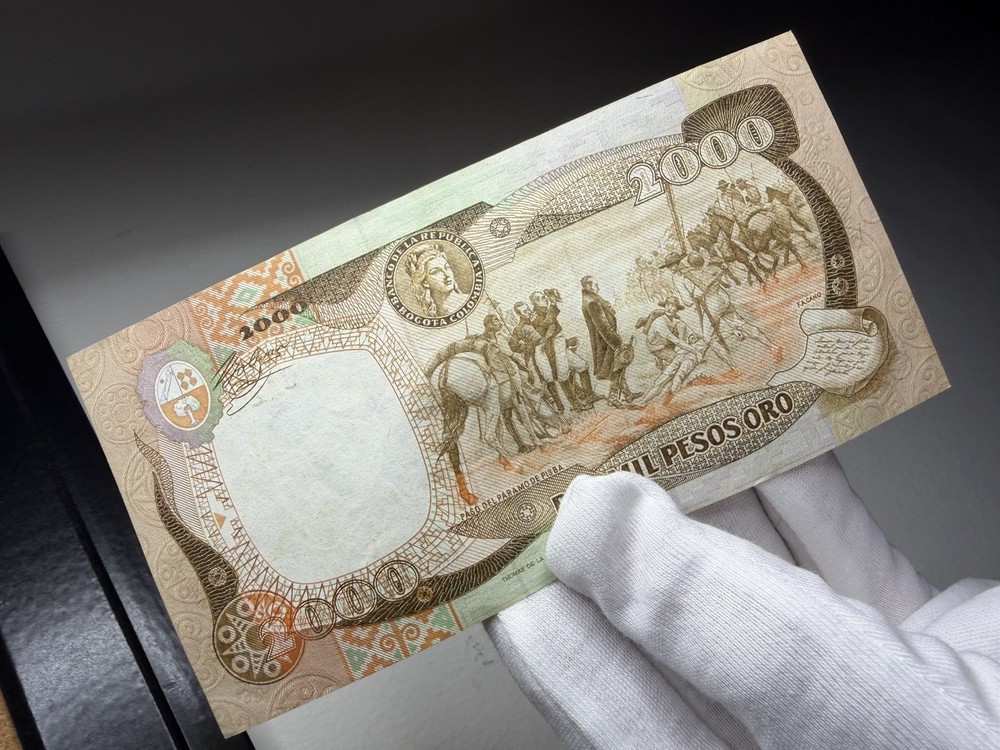 1983 Columbia Dos Mil Pesos Oro Banknote Note Bill Currency 2000