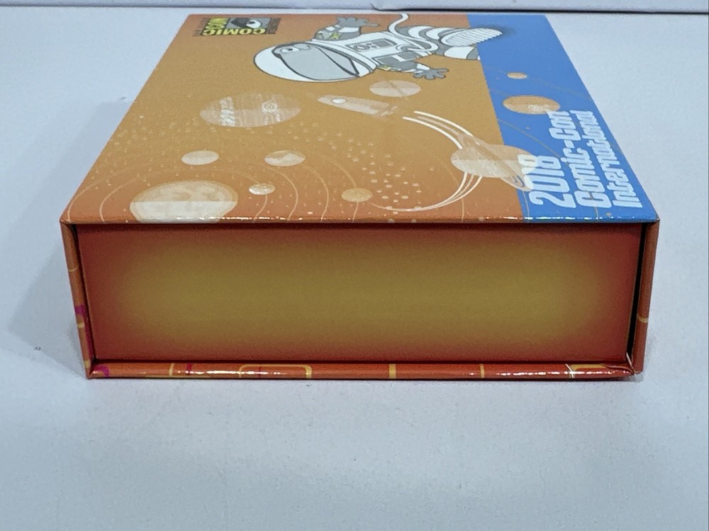 SAN DIEGO COMIC-CON 2018 ENAMEL PIN BOX & BOOK