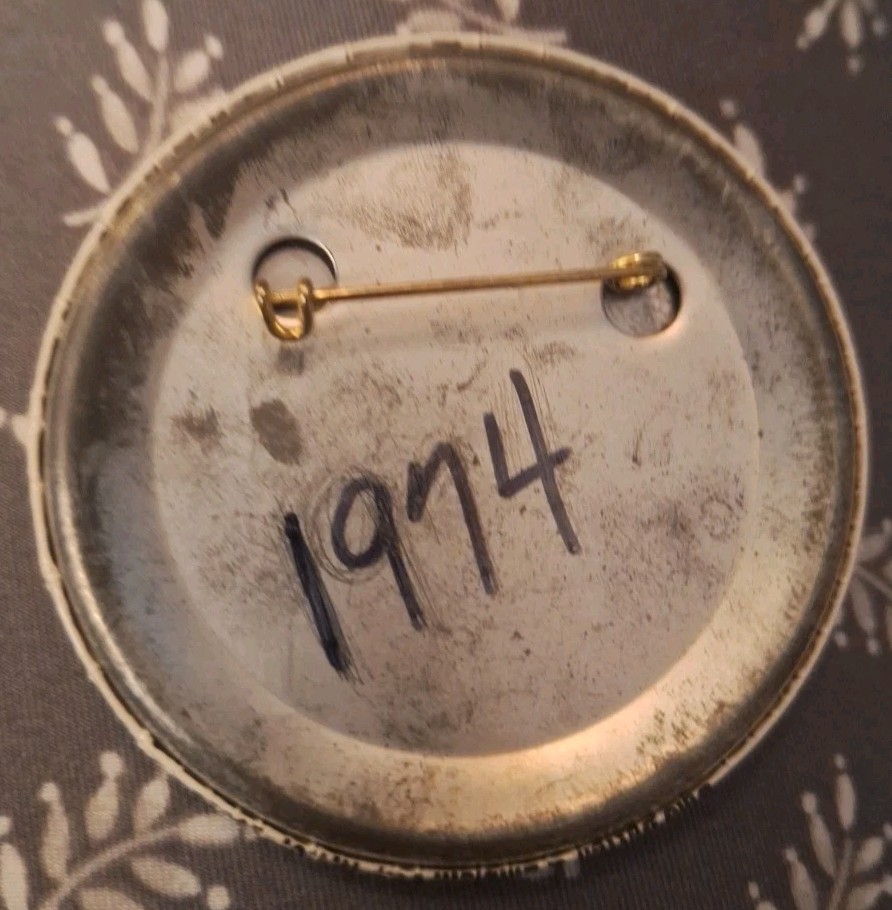 YES I REACT CHEMICALLY 1974 VINTAGE PINBACK BUTTON