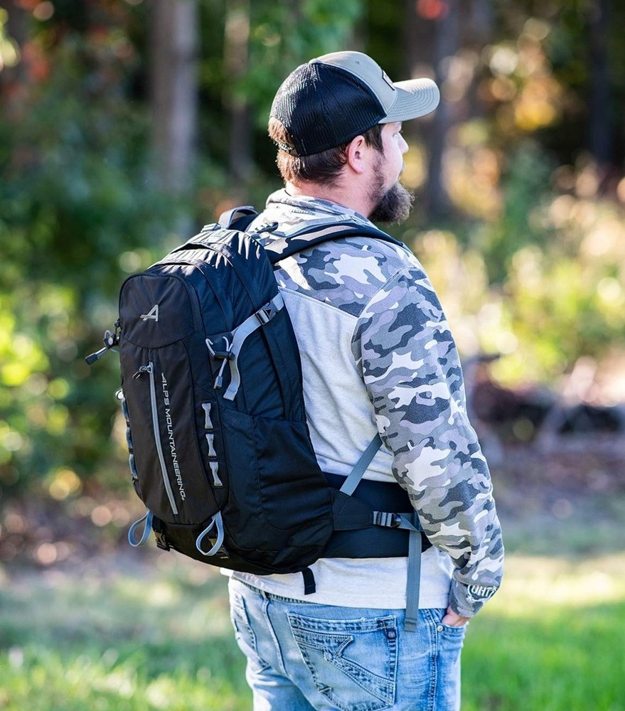 ALPS Mountaineering Solitude 24L Backpack Black/Gray