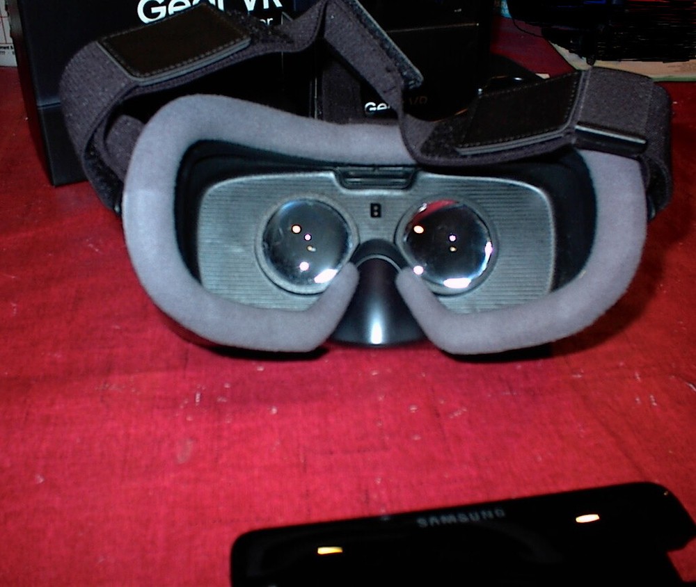 Samsung Gear VR SM-R324 With Controller