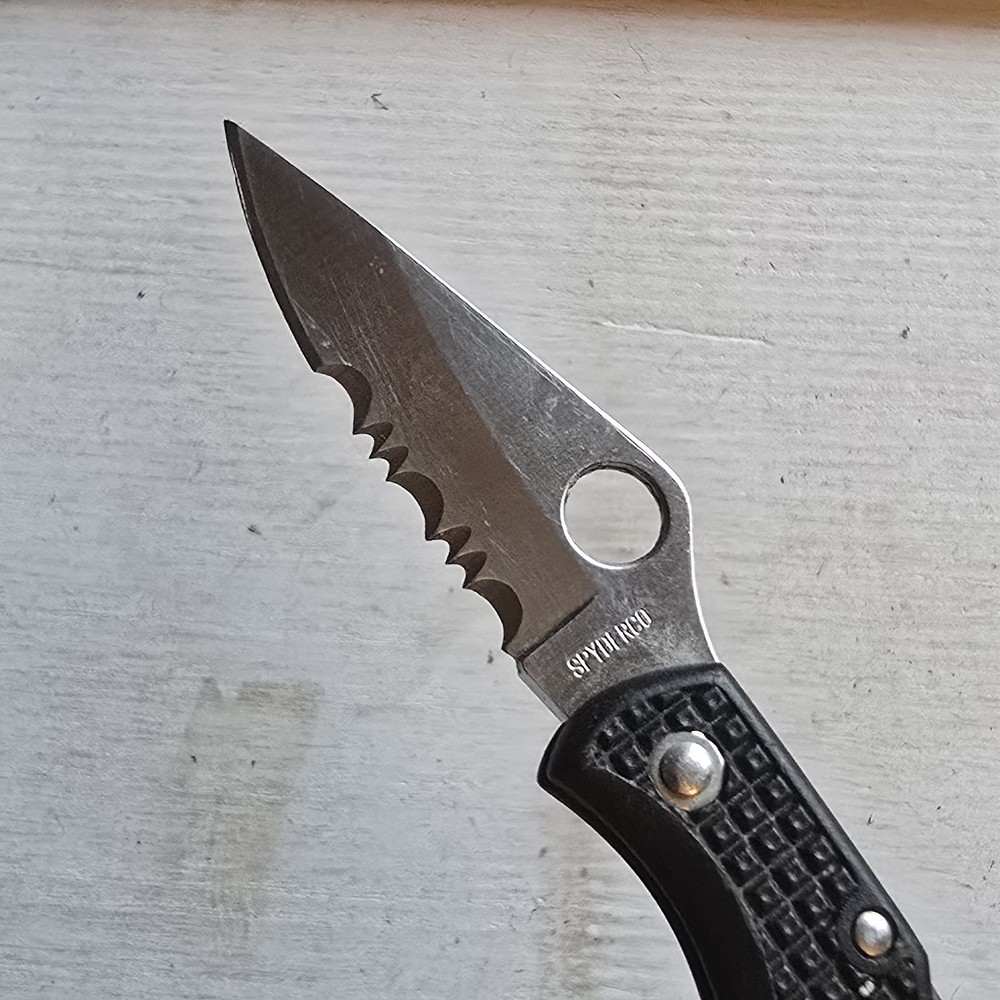 SPYDERCO LADYBUG 1ST GENERATION LOCKBACK KNIFE COMBO EDGE LOCKBACK