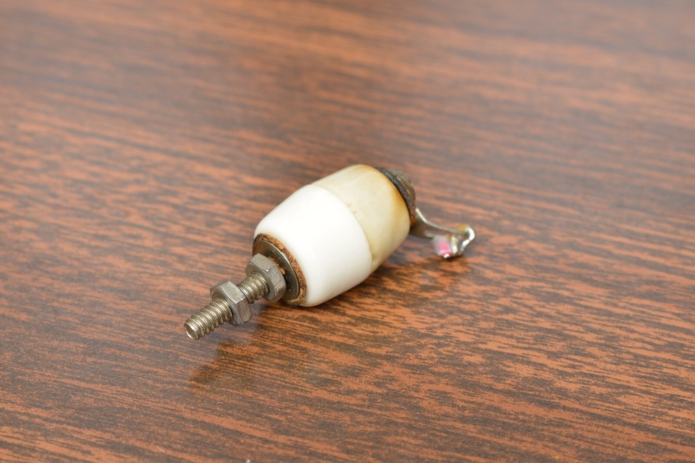 HIGH VOLTAGE CERAMIC FEED THROUGH INSULATOR