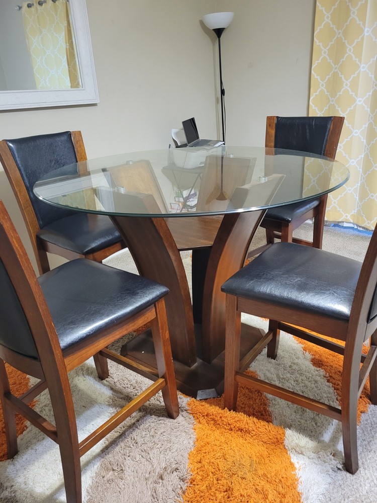 Gently Used Dinning Room Set & Area Rug