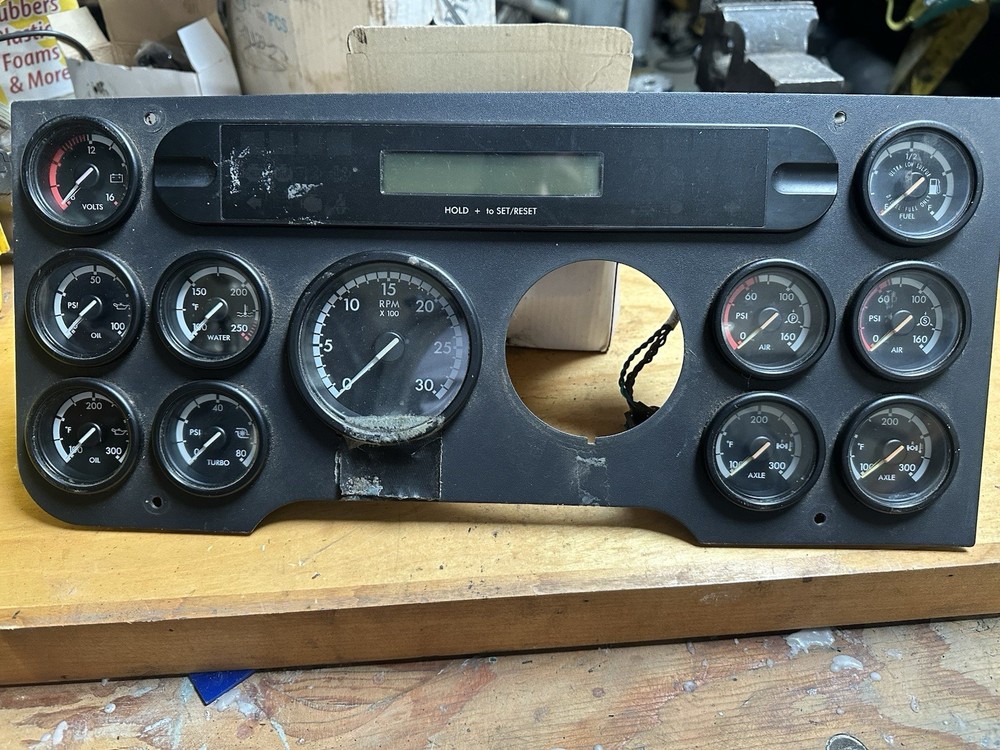 Freightliner Cascadia 2010 Dash Gages