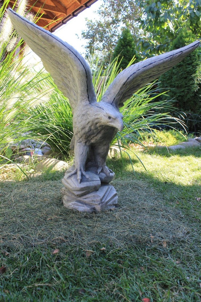 Polyurethane flexible mold with a plastic frame An eagle with outstretched wings