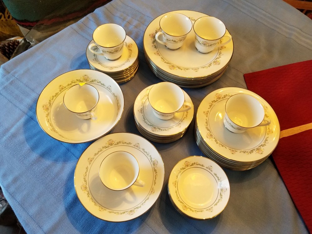 NORITAKE EARLY SPRING , Dinnerware Set , Pattern 2362 , 50 pieces Fine China