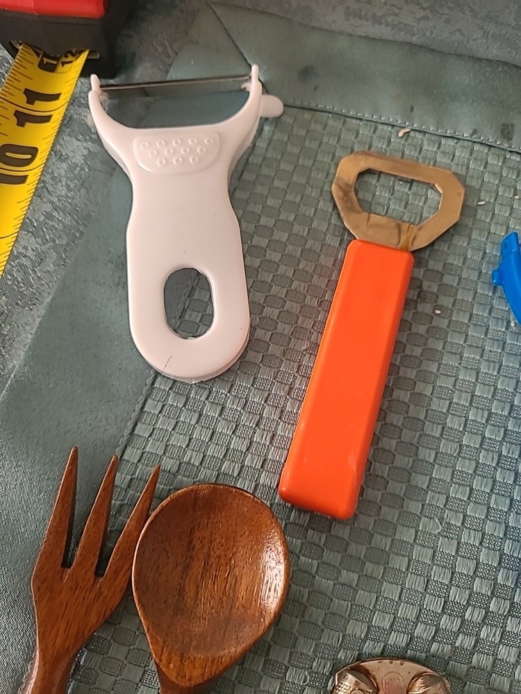 VINTAGE KITCHEN TOOLS (BIN TT)