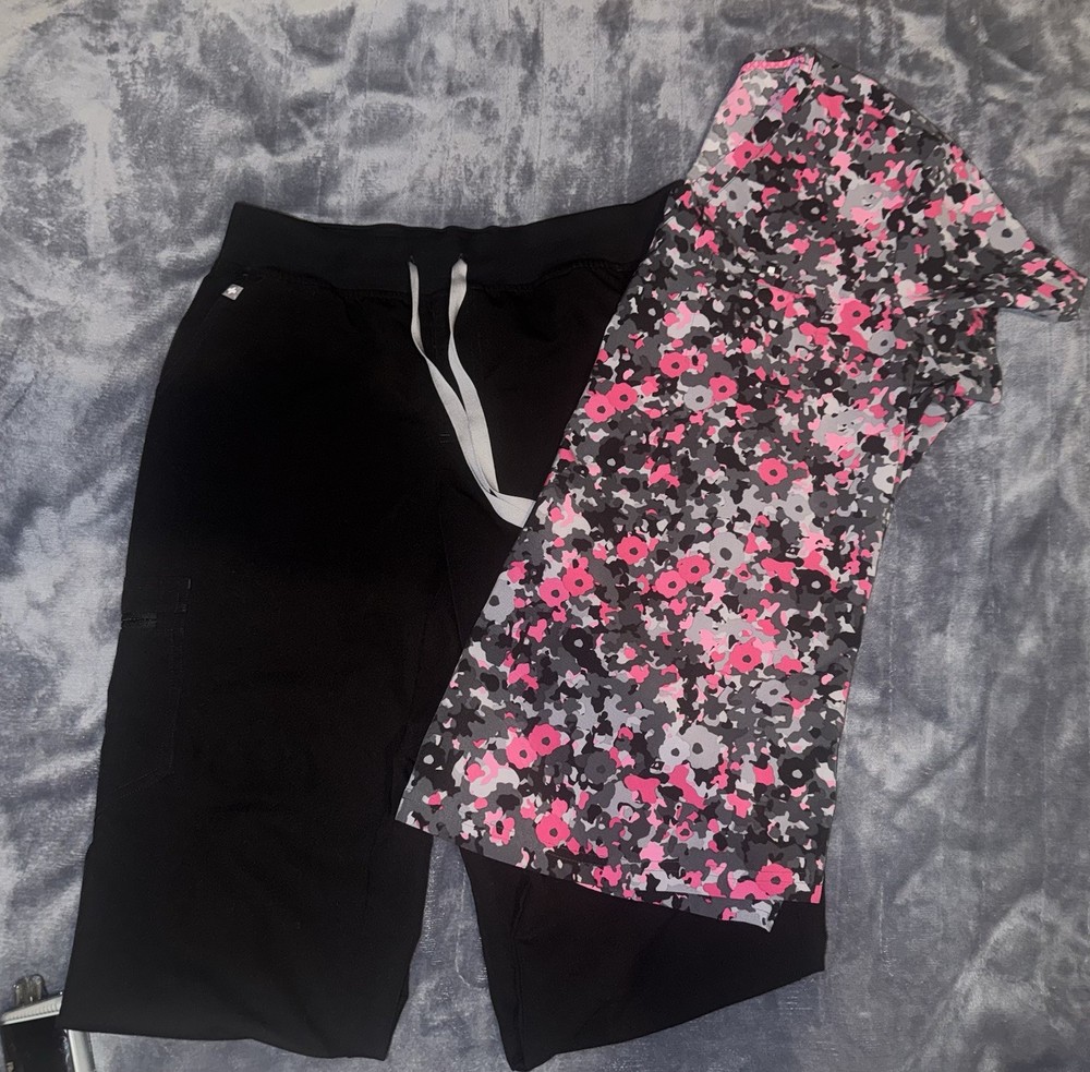 MINT CONDITION SCRUB SET!! Size L Top- W/FIG PANTS Size (M)