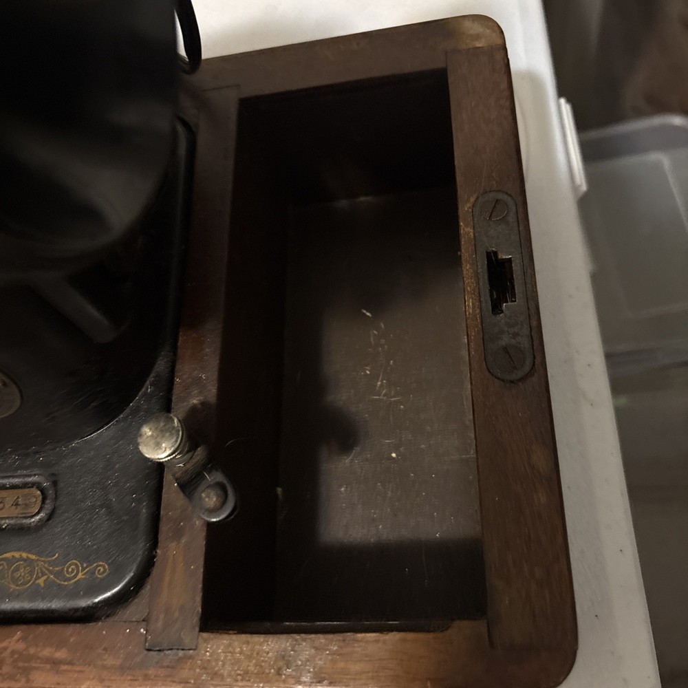 SINGER EG054349 PORTABLE SEWING MACHINE