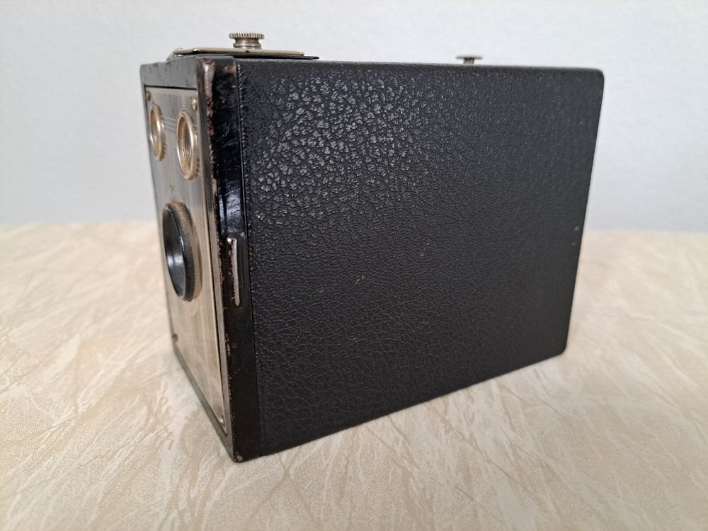 Kodak Six-20 Brownie Junior Box Camera- unable to get open.