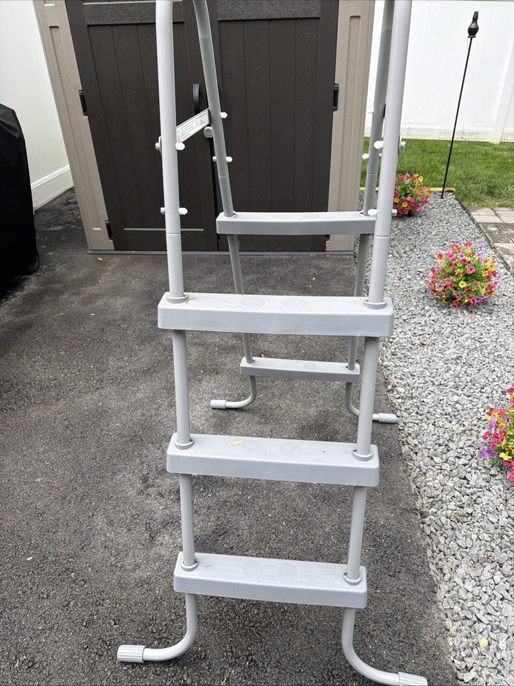 Bestway Pool Ladder 55 Inch Three Steps.  Excellent Condition.