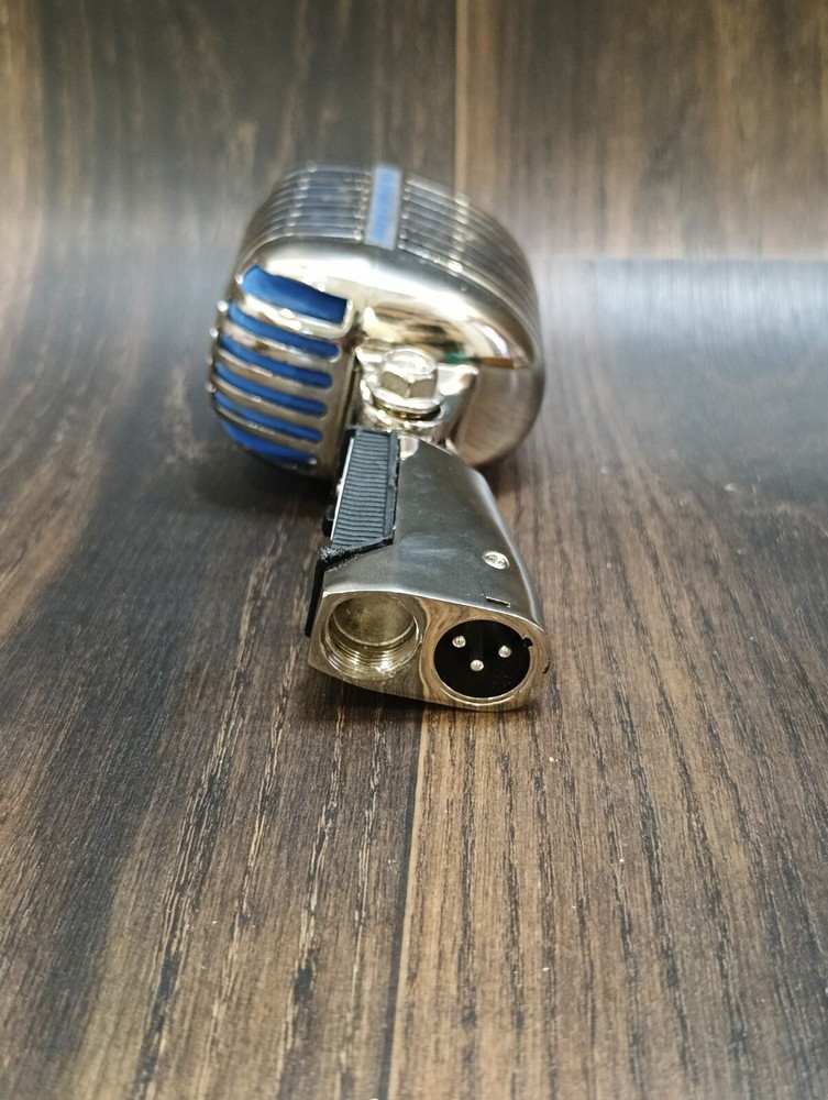 Vintage Metal Grill Mic–Retro Dynamic Microphone for Stage Performance & Studio.