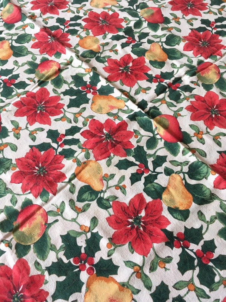 HOLIDAY PRINT RECTANGLE TABLECLOTH & 4 MATCHING NAPKINS