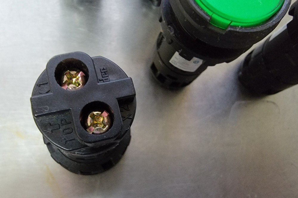 IDEC HW-P Red & Green Indicator Lights