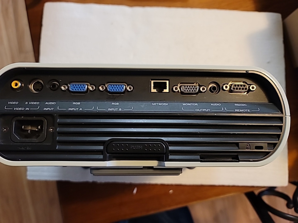 SONY VPL-TX7 PROJECTOR turns on